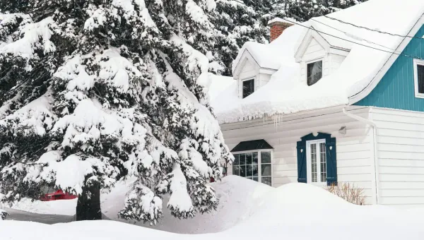 Maison québécoise sous la neige, symbole d'un premier achat avec le CELIAPP