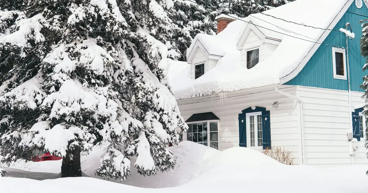 CELIAPP pour une première maison au Québec Maison québécoise sous la neige, symbole d'un premier achat avec le CELIAPP