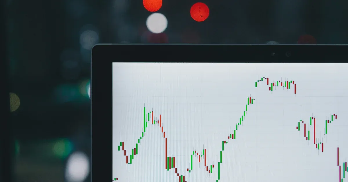 Investir dans les FNB pour débuter Graphique boursier sur un écran, illustrant l'investissement en FNB